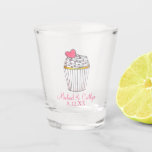 Verre A Shot Mariage de Baby shower nuptiale Cupcake Coeur rose<br><div class="desc">Le design présente une illustration originale d'un cupcake rose avec des arrosages, avec du texte et des accents roses. Personnalisez simplement vos informations pour une fête d'anniversaire, une douche nuptiale, un mariage ou un baby shower unique. Ne vois-tu pas ce que tu cherches ? Vous avez besoin d'aide pour la...</div>