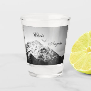 Verre A Shot Mariage noir et blanc sous les montagnes