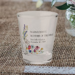 Verre A Shot Mère de la mariée Fleur sauvage Pays Mariage Flora<br><div class="desc">Un verre photo personnalisé pour vous permettre de customiser pour la Mère de l'Épouse, y compris les noms de la mariée et du marié et la date du mariage. Ce botanique rustique de campagne est orné d'un joli bouquet de fleurs sauvages, dont le pavot marguerrier et le cornflower, le confleur...</div>