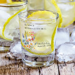 Verre A Shot Mère de la Mariée Pays Fleur sauvage Floral Mariag<br><div class="desc">Un verre photo personnalisé pour vous customiser pour la Mère de l'Épouse ou toute autre personne à la fête de mariage ! Design fleur sauvage champêtre avec un agencement de fleurs sauvages dans les tons rose, jaune, bleu et blanc. Des fleurs rustiques, un style élégant et une palette de couleurs...</div>