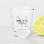 Verre A Shot Monogramme et nom de la servante d'accueil personn<br><div class="desc">Ajoutez une touche personnelle à votre mariage avec le monogramme et le cadeau de nom personnalisé de la femme de ménage. Ce design présente le nom personnalisé de la servante avec titre et date mariage en gris et monogramme en gris clair comme arrière - plan, dans le style de police...</div>