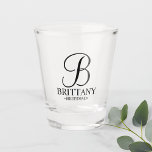 Verre A Shot Monogramme personnalisé moderne et nom Bridesmaid<br><div class="desc">Verre de prise de vue Bridesmaid moderne avec monogramme personnalisé dans un style de police de script élégant avec le nom et le titre de bridesmaid dans le style de police serif classique. Parfait aussi pour femme de ménage d'honneur,  mère de la mariée et plus.</div>