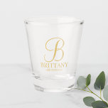 Verre A Shot Monogramme personnalisé or et nom Bridesmaid<br><div class="desc">Verre de tir Bridesmaid moderne avec monogramme personnalisé en or style de police de script élégant avec nom et titre de bridesmaid en or style de police serif classique. Parfait aussi pour femme de ménage d'honneur, mère de la mariée et plus. Remarque : Les détails du papier sont simulés dans...</div>