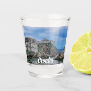 Verre A Shot Murs de forteresse, côte rocheuse et mer en Croati