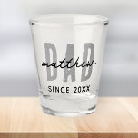 Verre A Shot Papa Depuis 20XX Moderne Simple Preppy<br><div class="desc">Ce design simple et moderne est composé de la typographie de san serif.</div>