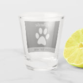 Verre A Shot Paw Chien Argent sur arrière - plan noir (Dos)