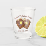 Verre A Shot Petit déjeuner Français Beurre de pain et sirop Pe<br><div class="desc">Le design présente une illustration originale d'un délicieux pain chaud challah de style diner (c'est-à-dire du pain d'éggy) surmonté d'un sirop, de sucre de confiseur en poudre et d'une tasse de beurre. Un petit-déjeuner préféré ! Idéal pour un petit-déjeuner ou un brunch. Il vous suffit de personnaliser avec vos informations...</div>