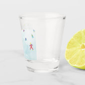 Verre A Shot Petits Skieurs Sur Snowy Hill (Droite)