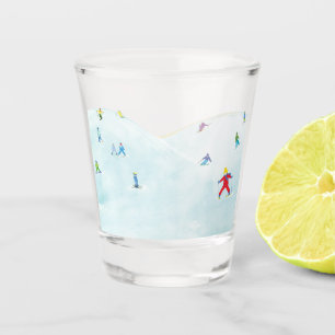 Verre A Shot Petits Skieurs Sur Snowy Hill