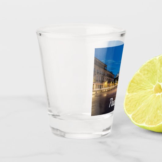 Verre A Shot Prato della Valle la nuit à Padova, Italie (Gauche)