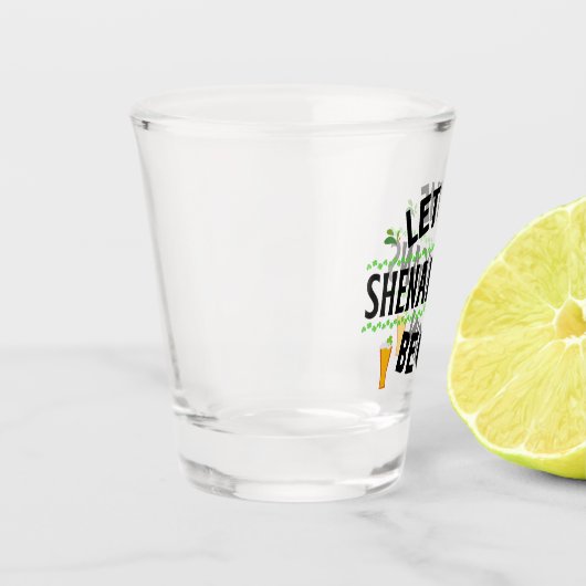 Verre A Shot Que les Shenanigans commencent la Saint Patrick (Gauche)