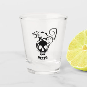 Verre A Shot Rat en colère sur un crâne mal