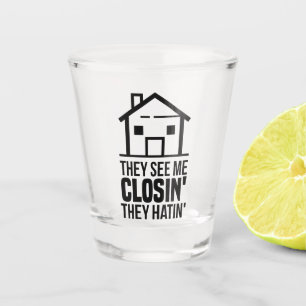 Verre A Shot Realtor Ils Me Voient Fermer Agent Immobilier