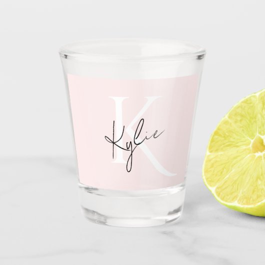 Verre A Shot Rose Blush moderne Nom du monogramme personnalisé  (Devant)