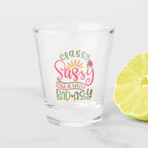 Verre A Shot Sassy Et Une Petite Fille Sassy Sassy