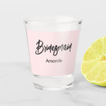 Verre A Shot Script de calligraphie rose pâle<br><div class="desc">Verre de femme de chambre rose avec script de calligraphie tendance en noir sur un simple arrière - plan rose pastel. D'autres produits avec ce design sont dans la collection ci-dessous.</div>