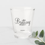 Verre A Shot Script moderne, Bridesmaitres personnalisées<br><div class="desc">Verre de tir personnalisé moderne Bridesmaids avec nom de femme de ménage personnalisée en style de police calligraphie moderne avec titre et date mariage dans le style de police sans serif moderne. Parfait aussi pour femme de ménage d'honneur, fille de fleurs, mère de la mariée, homme de mariée, meilleur homme,...</div>