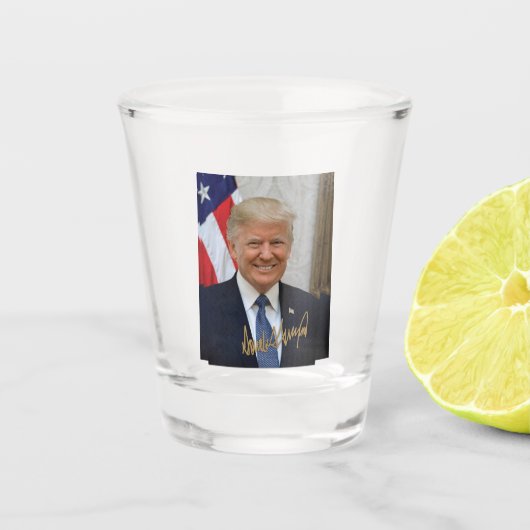 VERRE A SHOT SIGNÉ PAR LE PRÉSIDENT TRUMP.... (Devant)