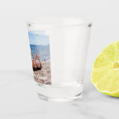 Verre A Shot Spring Break Girl Lying on Sandy Beach (Droite)