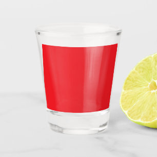 Verre A Shot un arrière - plan rouge avec une bordure blanche