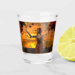 Verre A Shot Un elfe en chute de Feuilles contre le coucher de