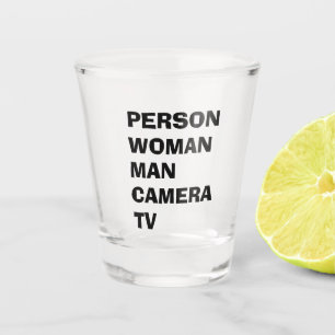 Verre A Shot Une femme en personne, une caméra TV Funny Trump