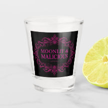 Verre à shot gothique éclairé par la lune et malve