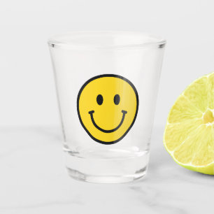 Verre A Shot Verre à shot visage souriant. Emoji amusant