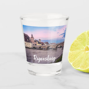 Verre A Shot Vieille ville historique en Ratisbonne, Allemagne