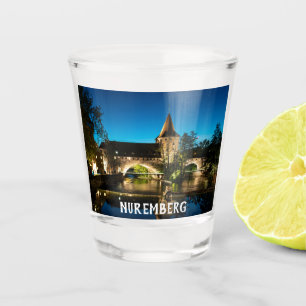 Verre A Shot Vieux pont médiéval la nuit à Nuremberg
