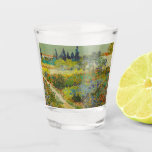 Verre A Shot Vincent Van Gogh Garden<br><div class="desc">Verre de tir avec la peinture à l’huile de Vincent van Gogh Jardin à Arles (1888). Arles,  France,  représente un jardin aux couleurs beatoyantes de bleus,  verts et rouges. Un cadeau parfait pour les amateurs de post-impressionnisme et de collectionneurs d'art néerlandais !</div>