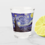 Verre A Shot Vincent Van Gogh Starry Nuit Vintage Art<br><div class="desc">Vincent van Gogh Starry Night Art Peinture Starry Night est un tableau de l'artiste post-impressionniste néerlandais Vincent van Gogh. Le ciel bleu de la nuit est rempli de nuages tourbillonnants, d'étoiles et d'une lune brillante croissant. La Nuit étoilée est la seule nocturne de la série de vues depuis la fenêtre...</div>