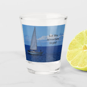 Verre A Shot Voilier sur l'océan bleu
