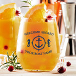 Verre À Vin Sans Pied Bienvenue à bord Nom du bateau Ancre nautique<br><div class="desc">Personnalisé,  sur le thème nautique,  Lunettes de Vin Stemless avec texte élégant lisant "Welcome Aboard" et votre nom de bateau personnalisé,  nom de famille ou autre texte souhaité. Ce design dispose d'une ancre de bateau sur mesure unique avec crête d'hippocampe et planeur de style compas en bleu marine classique.</div>