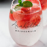 Verre À Vin Sans Pied Bridesmaid | Bachelorette de script minimaliste mo<br><div class="desc">Cette conception personnalisée de Bridesmaid comprend une typographie manuscrite de script. Vous pouvez facilement personnaliser le nom et le titre ou ajouter votre message personnalisé ! L'accessoire parfait pour une proposition de femme de chambre ou de bachelorette!</div>