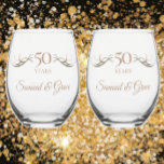 Verre À Vin Sans Pied Cadeau personnalisé 50e anniversaire Keepsaké pers<br><div class="desc">Créez une tenue unique personnalisée de mariage en ajoutant les noms et la date du couple à ce verre. Mon dessin original en or argenté de flèches rayonne des deux côtés du scénario, "50 Years". Ce design unique a un dégradé faux aspect métallique, mais n'est pas un vrai papier peint....</div>