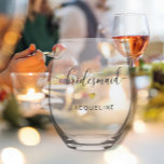 Verre À Vin Sans Pied Chic moderne Bridesmaid Script Gold Nom du coeur<br><div class="desc">Élégant. Simple. Minimaliste. Un magnifique cadeau personnalisé en verre de vin pour votre fête nuptiale à utiliser et puis à chérir les souvenirs pour toujours! Design de texte moderne et simple calligraphie avec vos Bridesmaid,  Maid of Honor,  Best man ou Groomsmen noms customisés.</div>