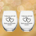 Verre À Vin Sans Pied Couples Nom 50e Anniversaire Cadeau Coeur original<br><div class="desc">Créez un souvenir significatif avec ces lunettes d'anniversaire élégantes. Personnalisez les lunettes avec le nom du couple et la date du mariage. Un script simple et élégant disant "célébrer 50 ans" peut être édité à n'importe quel numéro pour une autre année anniversaire. Deux coeurs tracés main et entrelacés donnent une...</div>