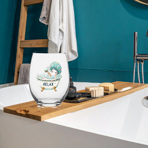 Verre À Vin Sans Pied Dame mignonne détendue dans une baignoire avec ini