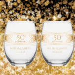 Verre À Vin Sans Pied Elégant Golden 50th Anniversary cadeau personnalis<br><div class="desc">Créez un souvenir significatif avec ces verres à vin élégants et personnalisés. J'ai créé ce design unique pour un cadeau de 50ème Mariage d'or. Personnalisez les lunettes avec les noms du couple et la date anniversaire. Ce design moderne unique n'est disponible qu'ici. Un script d'or bronzé simple et élégant peut...</div>
