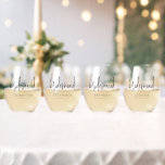 Verre À Vin Sans Pied Élégant nom de script Date Bridesmaid Cadeau<br><div class="desc">Élégant Nom De Script Date Bridesmaid Don. Un joli gardien pour vos serveuses d'honneur,  avec l'en-tête dans un ensemble de script élégant,  et facilement personnaliser chaque verre selon les besoins. Vous pouvez modifier les couleurs du texte si vous le souhaitez via l'option Modifier plus.</div>