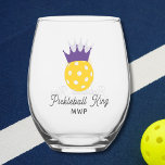 Verre À Vin Sans Pied Funny Pickleball King Monogramme personnalisé<br><div class="desc">Un verre de vin super amusant avec un pickleball avec une couronne violette et 2 lignes de texte personnalisé. Parfait comme un club ou un prix de tournoi, cadeau pour votre ami de pickleball, buvez de la vaisselle pour les rassemblements après le pickleball et juste un plaisir quotidien de pickleball!...</div>