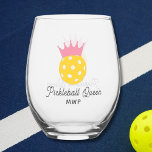 Verre À Vin Sans Pied Funny Pickleball Queen Monogramme personnalisé<br><div class="desc">Un verre de vin super amusant avec un pickleball avec une couronne rose et 2 lignes de texte personnalisé. Parfait comme un club ou un tournoi, cadeau pour vos amis besties de pickleball, un memento voyage de pickleball, buvez des articles pour les rassemblements de pickleball apres et juste un plaisir...</div>