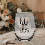 Verre À Vin Sans Pied LETTRE D'Honneur Florale Mariage de la fête de la<br><div class="desc">Verre à vin à personnaliser pour votre Maid of Honor comme un cadeau de remerciement ou à utiliser à votre bachelorette fête, dîner de répétition, réception etc. Maid of Honor est écrit avec des lettres de fleurs boho neutres et des scripts manuscrits. Vous pouvez également ajouter le nom de la...</div>