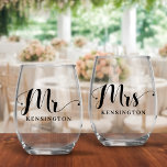 Verre À Vin Sans Pied M. et Mme Newlyted Mariage de la typographie<br><div class="desc">Décor moderne personnalisé Mme Newlysée Typographie Mariage Vin de verre set. Cette série amusante de verres à vin sans tige est un grand cadeau pour la mariée et le marié! Customisez ces lunettes pour les rendre parfaites pour votre réception de mariage et les toasts! Veuillez nous contacter à cedarandstring@gmail.com si...</div>