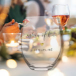 Verre À Vin Sans Pied Matron chic moderne d'honneur Script Gold Nom du c<br><div class="desc">MATRON D'HONNEUR - Élégant. Simple. Minimaliste. Un magnifique cadeau personnalisé en verre de vin pour votre fête nuptiale à utiliser et puis à chérir les souvenirs pour toujours! Design de texte moderne et simple calligraphie avec vos Bridesmaid,  Maid of Honor,  Best man ou Groomsmen noms customisés.</div>