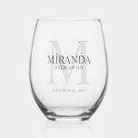 Verre À Vin Sans Pied Monogramme et nom de la servante d'accueil personn<br><div class="desc">Ajoutez une touche personnelle à votre mariage avec le monogramme et le cadeau de nom personnalisé de la femme de ménage. Ce design présente le nom personnalisé de la servante avec titre et date mariage en gris et monogramme en gris clair comme arrière - plan, dans le style de police...</div>
