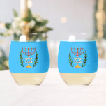 Verre À Vin Sans Pied Persian Magen David Menorah<br><div class="desc">Cette image a été adaptée à partir d'un carrelage juif perse antique et présente une menorah avec un Magen David (Étoile de David) encadré de branches d'olivier. Les imperfections de l'image originale peinte à la main ont été conservées. Customisez en ajoutant votre propre texte à l'envers.</div>