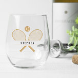 Verre À Vin Sans Pied Raquettes de Tennis vintages, Bal de Tennis & Nom<br><div class="desc">Cette auberge sans tige est conçue pour les amateurs de tennis qui apprécient les choses les plus fines dans la vie, sur et hors du terrain. Découvrez la nostalgie du tennis vintage grâce à ce design unique, qui met en valeur des raquettes de tennis vintages et un motif de balle...</div>