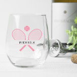 Verre À Vin Sans Pied Raquettes de Tennis vintages, Bal de Tennis & Nom<br><div class="desc">Cette auberge sans tige est conçue pour les amateurs de tennis qui apprécient les choses les plus fines dans la vie, sur et hors du terrain. Découvrez la nostalgie du tennis vintage grâce à ce design unique, qui met en valeur des raquettes de tennis vintages et un motif de balle...</div>
